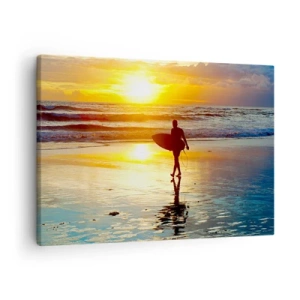 Quadro su tela - Stampe su Tela - Un surfista cammina sulla spiaggia al tramonto con una tavola in mano. - 70x50cm - Il ritorno del guerriero - Decorazione murale moderna per soggiorno e camera da letto ARTTOR