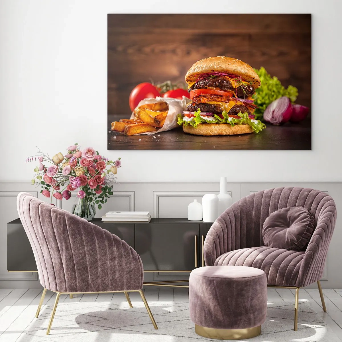 Quadro su vetro - Hamburger succoso con condimenti e patatine fritte su uno sfondo di legno - 120x80cm - Frutto proibito - Decorazione murale moderna per soggiorno e camera da letto ARTTOR