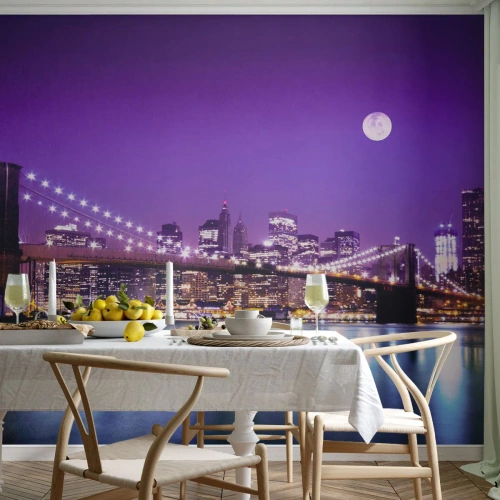 Fotomurali Premium Sand - Luce della grande città in viola - Città, New York, ponte di Brooklyn - 200x140 cm