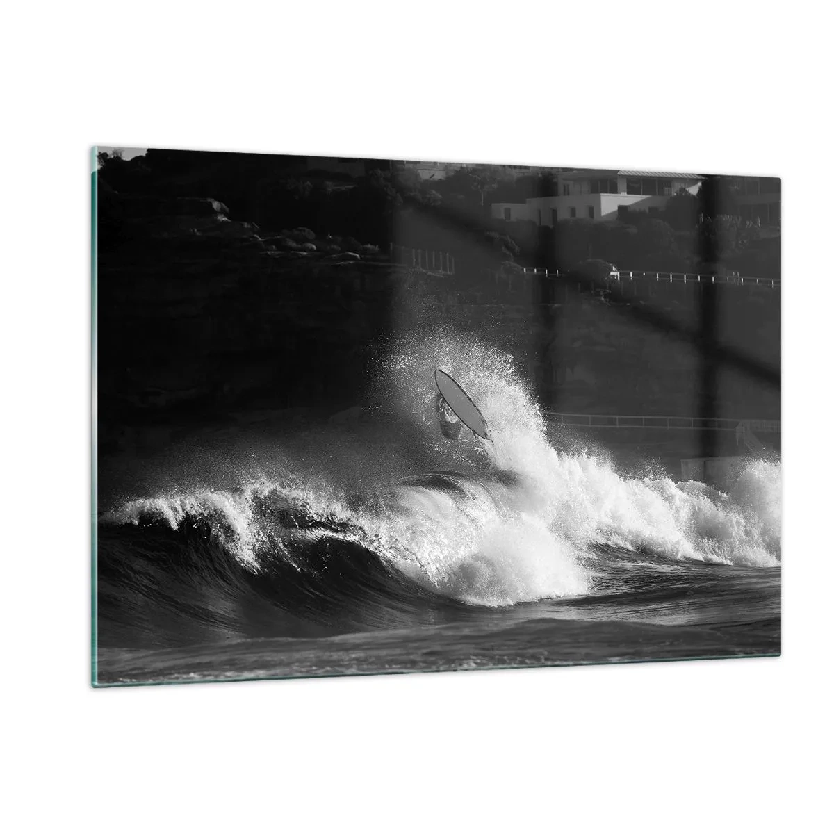Quadro su vetro - Un surfista che cavalca un'onda immortalato in una fotografia in bianco e nero - 120x80cm - Sfida accettata! - Decorazione murale moderna per soggiorno e camera da letto ARTTOR