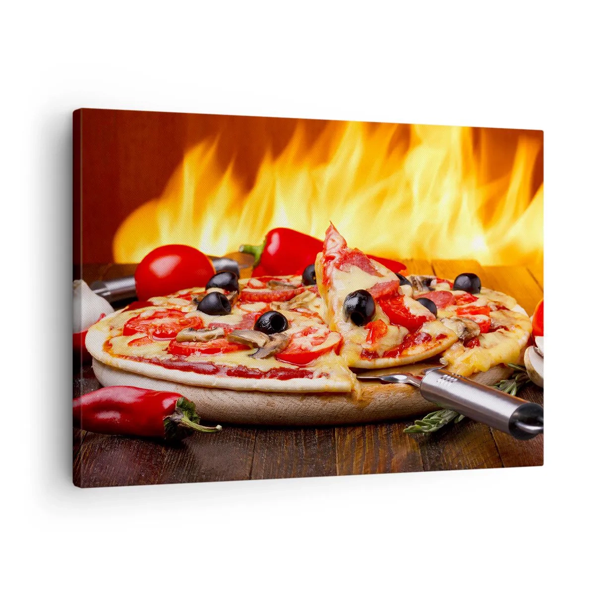 Quadro su tela - Stampe su Tela - Pizza con olive, pomodori e peperoni su sfondo di fiamme - 70x50cm - From Italy with love - Decorazione murale moderna per soggiorno e camera da letto ARTTOR