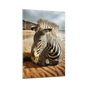 Quadro su vetro - Una zebra che riposa su una spiaggia sabbiosa con scogliere sullo sfondo. - 80x120cm - Fatti l'uno per l'altra - Decorazione murale moderna per soggiorno e camera da letto ARTTOR