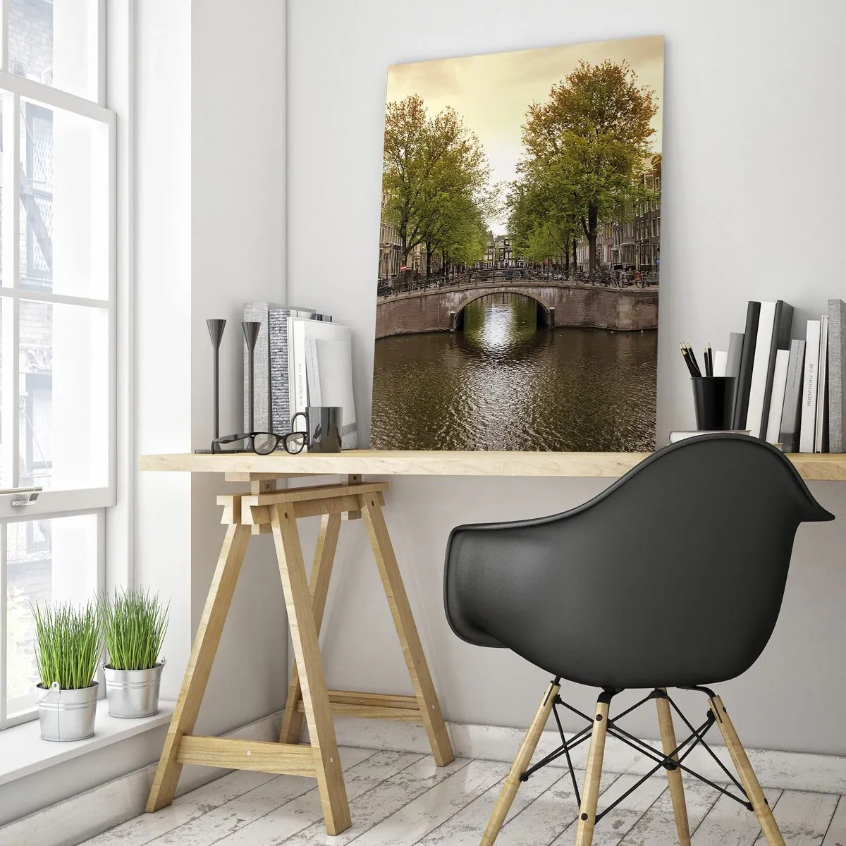Quadro su vetro - Un canale e un ponte circondati da case popolari ad Amsterdam - 50x70cm - In barca o in bicicletta? - Decorazione murale moderna per soggiorno e camera da letto ARTTOR