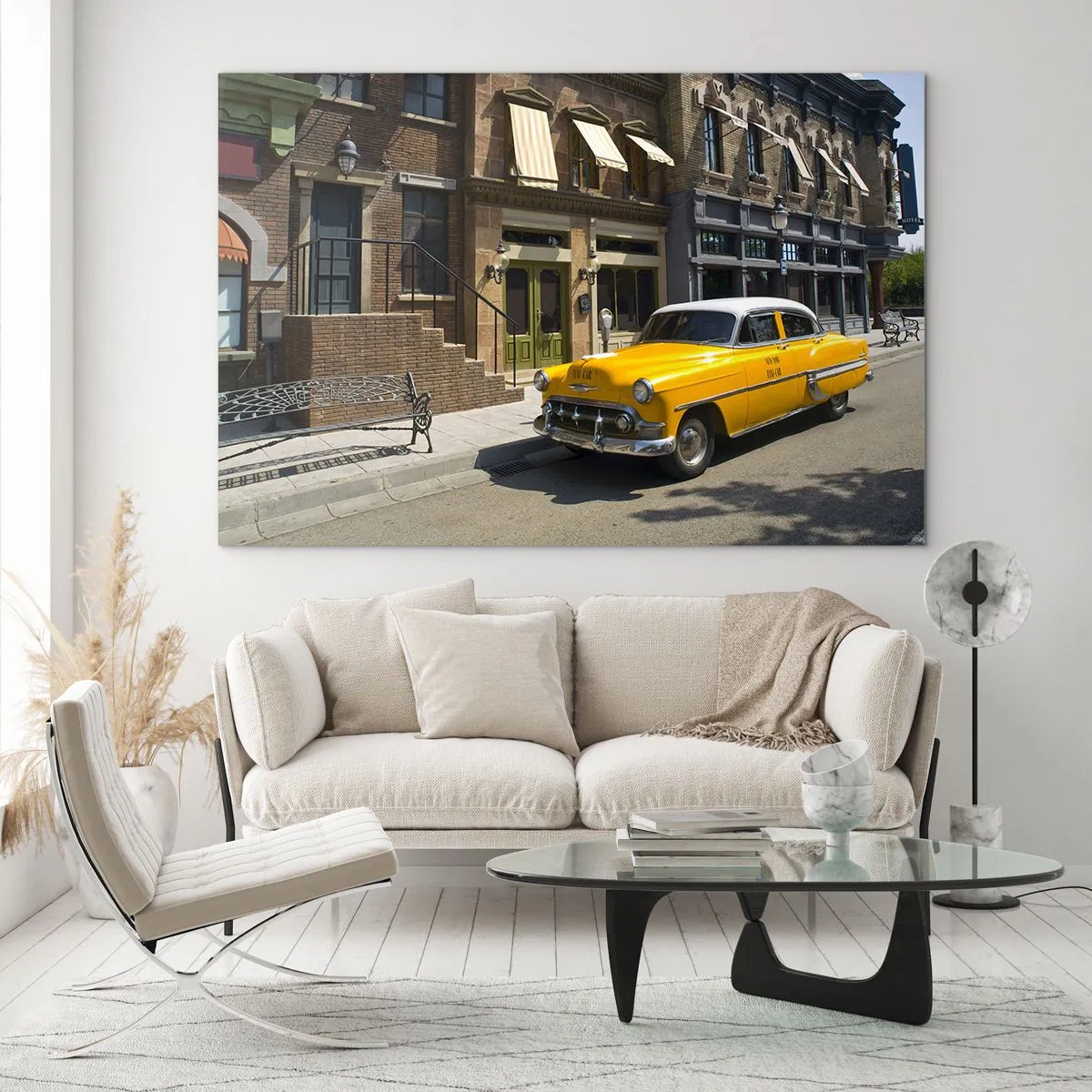 Quadro su vetro - Un taxi giallo sullo sfondo di un classico condominio - 120x80cm - Tanto tempo fa in America - Decorazione murale moderna per soggiorno e camera da letto ARTTOR