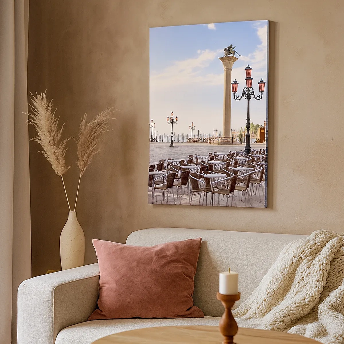 Quadro su tela - Stampe su Tela - Venezia, veduta della piazza con colonne e tavolini dei caffè - 50x70cm - Venite a tavola - Decorazione murale moderna per soggiorno e camera da letto ARTTOR