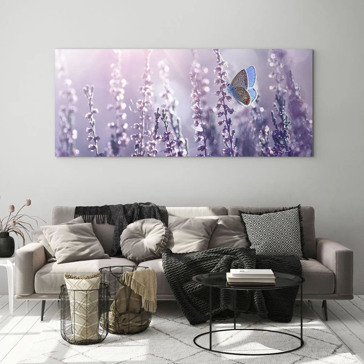 Quadro su vetro - Una farfalla sulla lavanda in fiore nella luce del mattino - 140x50cm - Il bacio della farfalla - Decorazione murale moderna per soggiorno e camera da letto ARTTOR
