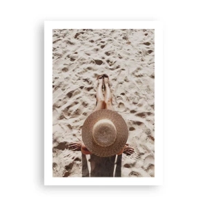 Poster - Persona che prende il sole sulla spiaggia, vista dall'alto con un grande cappello contro la sabbia - 50x70cm - Un tempo di sogno - Decorazione murale moderna per soggiorno e camera da letto ARTTOR