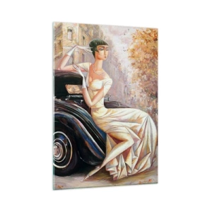Quadro su vetro - Donna elegante accanto a un'auto retrò in un contesto urbano - 50x70cm - Eleganza in stile retro - Decorazione murale moderna per soggiorno e camera da letto ARTTOR