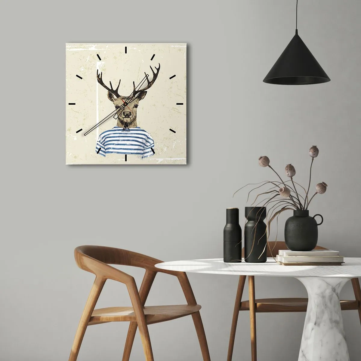 Orologio da parete - Orologio in Vetro - Un cervo con una camicia a righe su uno sfondo chiaro con una trama delicata - 30x30cm - Mi piacciono le camicie a righe! - Decorazione murale moderna per soggiorno e camera da letto ARTTOR
