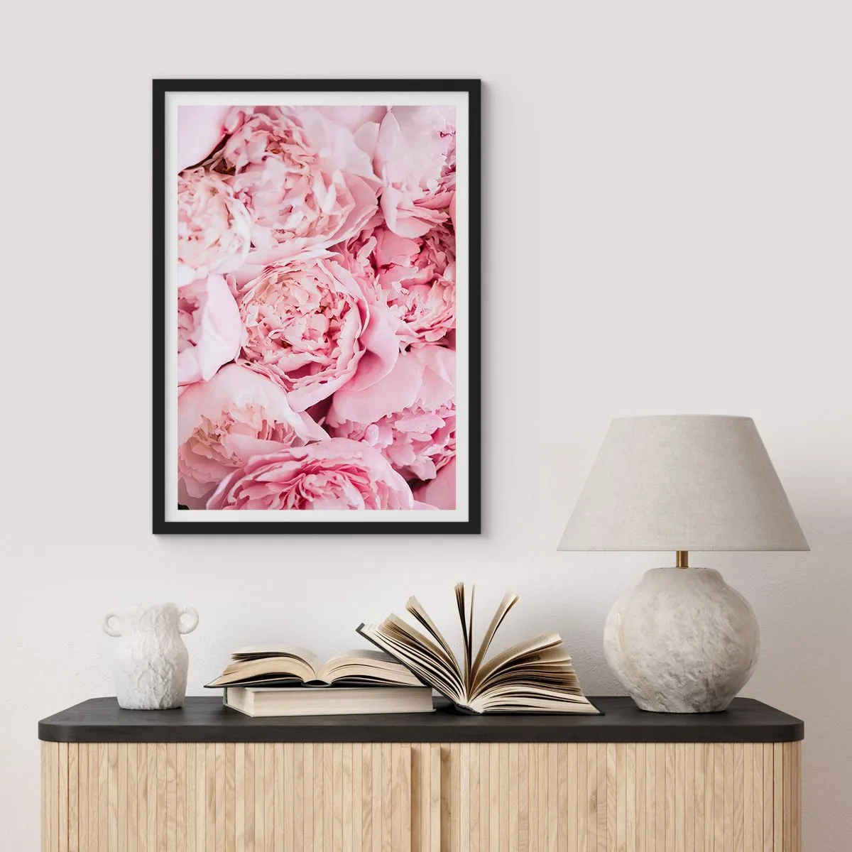 Poster in cornice nera - Un primo piano di delicate peonie rosa in piena fioritura - 50x70cm - Morbide e profumate - Decorazione murale moderna per soggiorno e camera da letto ARTTOR