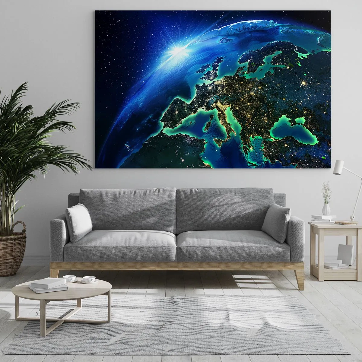 Quadro su vetro - Vista della Terra dallo spazio con Europa che brilla di notte - 120x80cm - L'Europa scintillante - Decorazione murale moderna per soggiorno e camera da letto ARTTOR