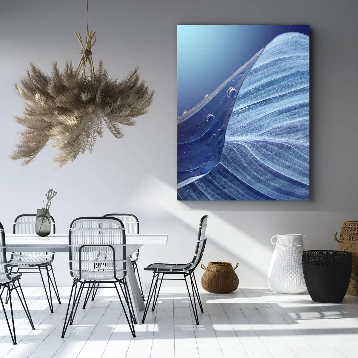 Quadro su tela - Stampe su Tela - Una foglia blu con gocce d'acqua visibili - 70x100cm - Gocce di blu nascoste - Decorazione murale moderna per soggiorno e camera da letto ARTTOR