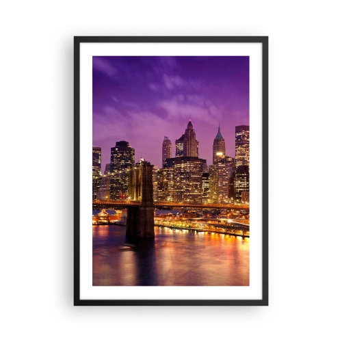 Poster in cornice nera - Vista notturna del ponte di Brooklyn e di Manhattan illuminata dalle luci della città - 50x70cm - Manhattan in viola e oro - Decorazione murale moderna per soggiorno e camera da letto ARTTOR