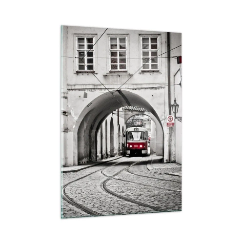 Quadro su vetro - Tram bianco e nero in una vecchia strada - 50x70cm - Attraverso il labirinto cittadino - Decorazione murale moderna per soggiorno e camera da letto ARTTOR
