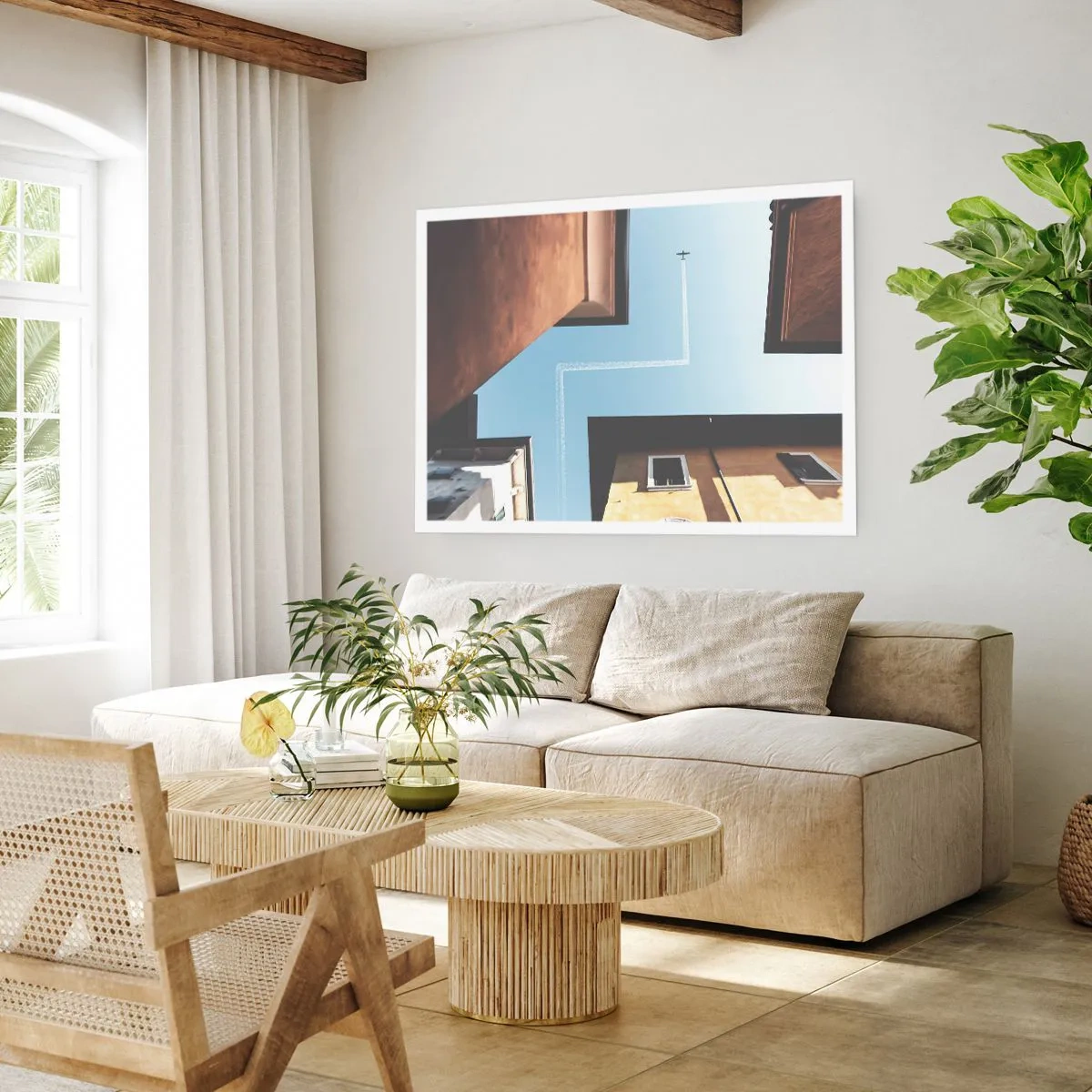 Poster - Vista dell'aereo e della sua scia nel cielo da una prospettiva stradale - 100x70cm - Sopra il labirinto urbano - Decorazione murale moderna per soggiorno e camera da letto ARTTOR