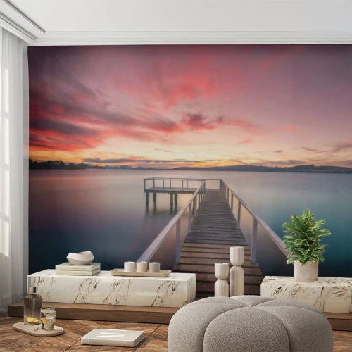 Fotomurali Premium Sand - La fiamma mite della sera - Paesaggio, Tramonto, Molo di legno - 200x140 cm