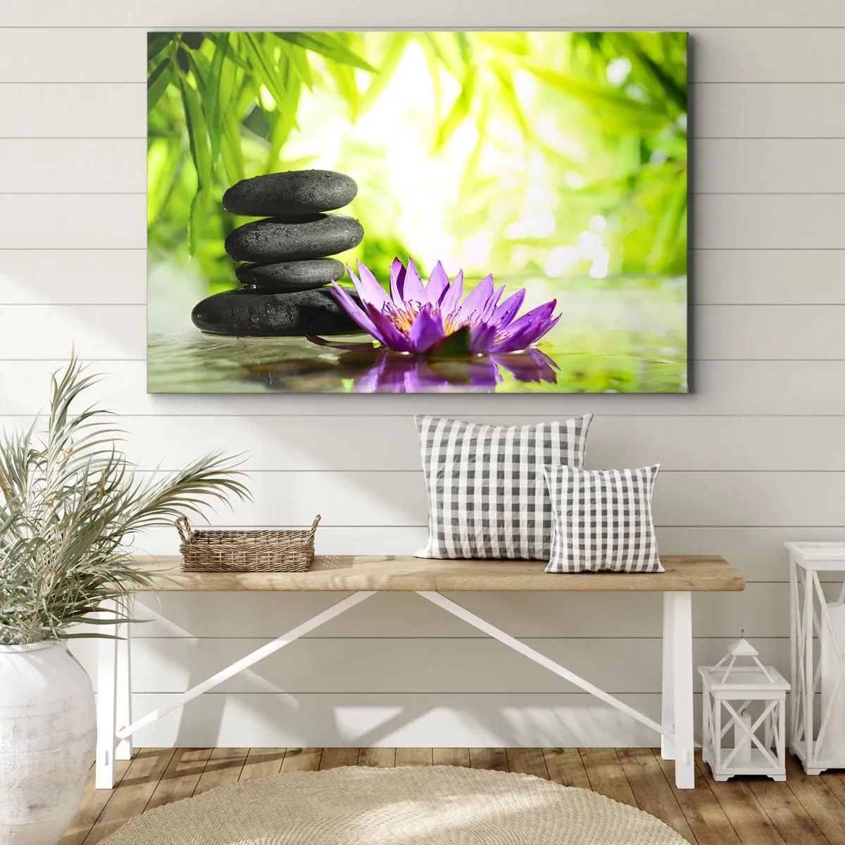 Quadro su tela - Stampe su Tela - Una pila di pietre zen e un fiore di loto su uno sfondo di foglie di bambù. - 100x70cm - In un cespuglio di bambù - Decorazione murale moderna per soggiorno e camera da letto ARTTOR