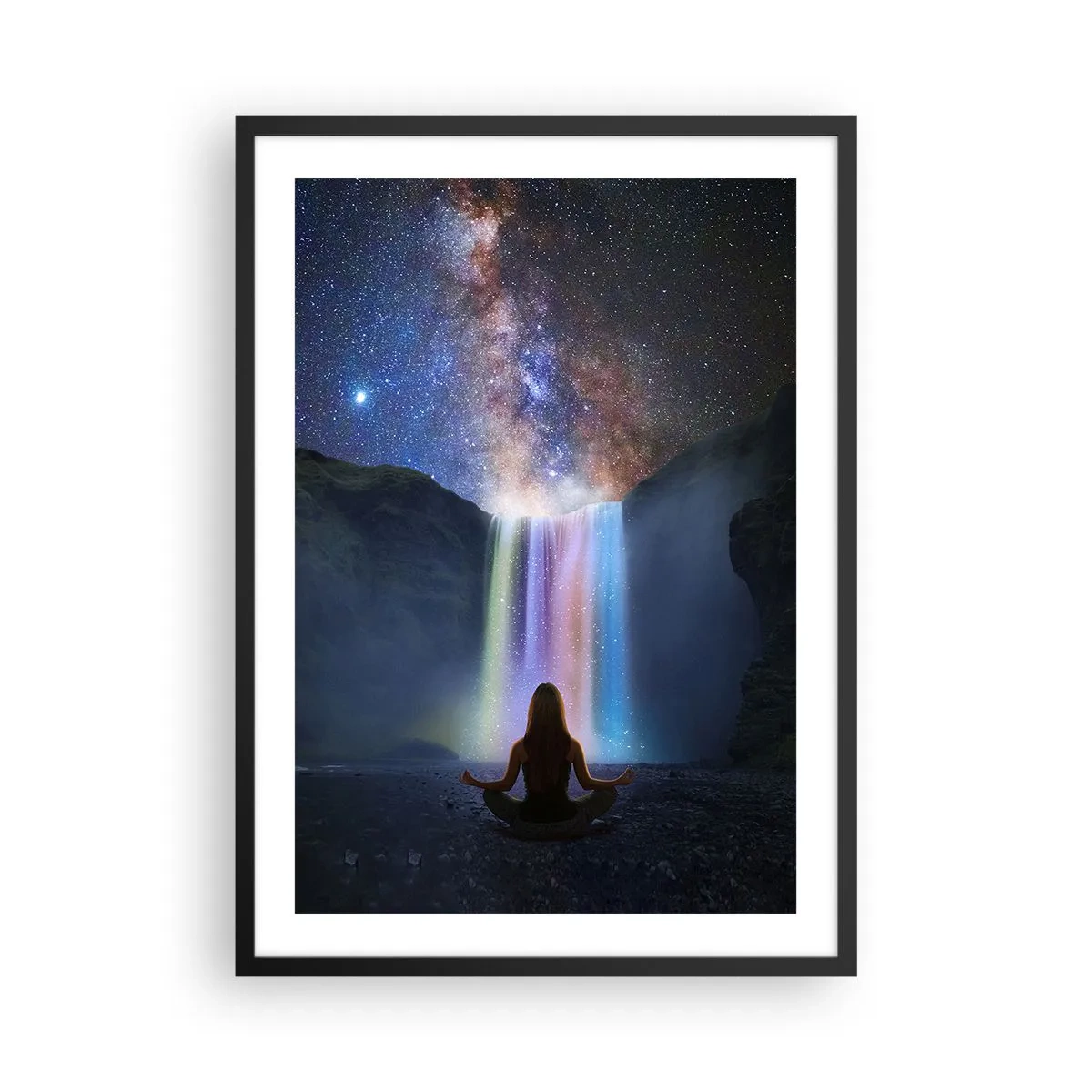 Poster in cornice nera - Una donna medita vicino a una cascata luminosa sotto un cielo stellato. - 50x70cm - Armonia assoluta - Decorazione murale moderna per soggiorno e camera da letto ARTTOR