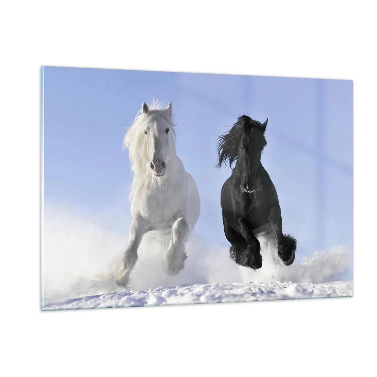 Quadro su vetro - Un cavallo bianco e nero che corre nella neve in un paesaggio invernale - 120x80cm - Galoppo in bianco e nero - Decorazione murale moderna per soggiorno e camera da letto ARTTOR