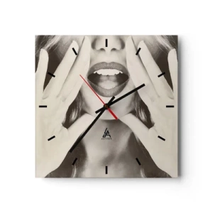 Orologio da parete - Orologio in Vetro - Ritratto in bianco e nero di una donna con labbra e mani espressive - 30x30cm - Arrivo! - Decorazione murale moderna per soggiorno e camera da letto ARTTOR