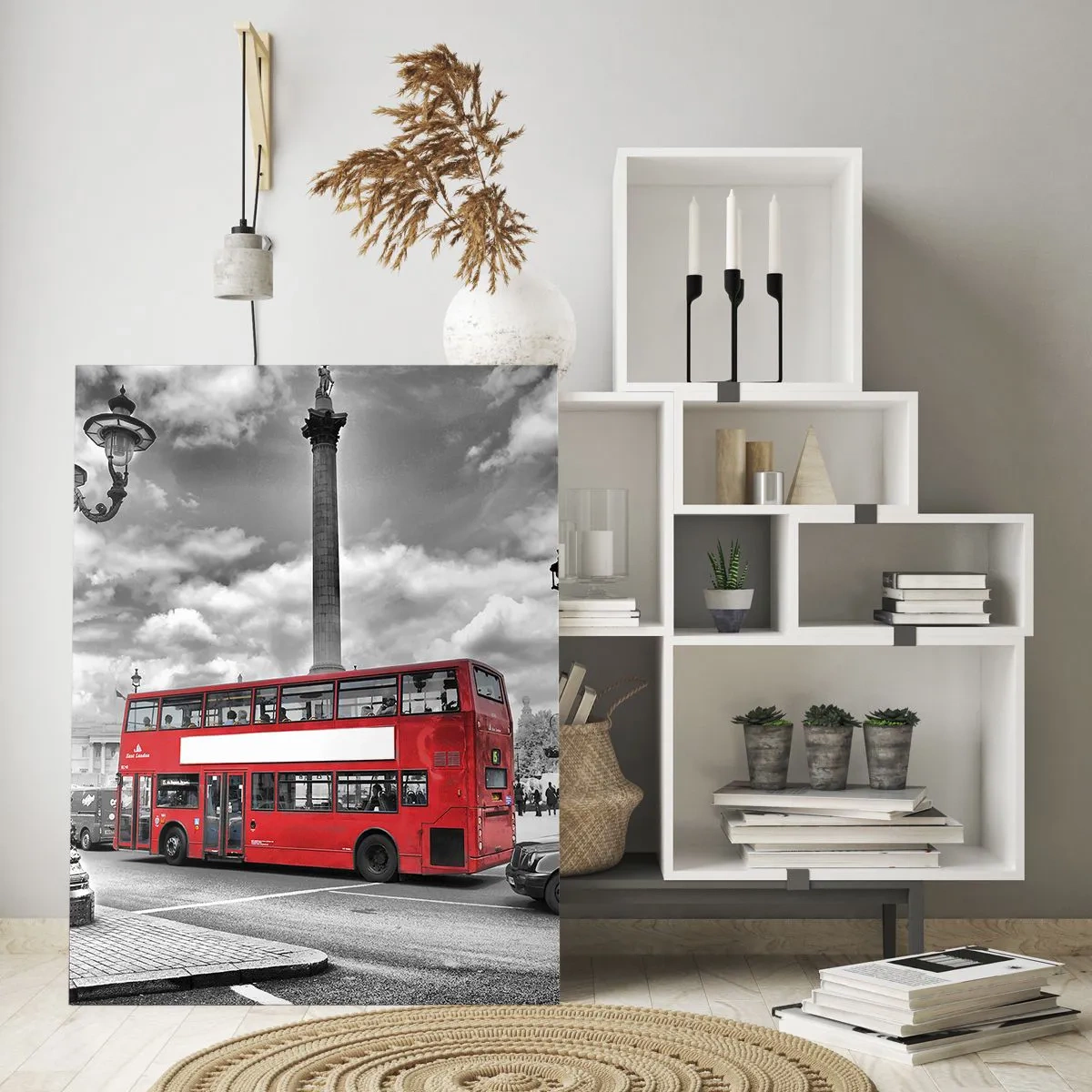 Quadro su vetro - Un autobus rosso a due piani sullo sfondo di una città in bianco e nero - 80x120cm - Il vero flusso sanguigno della città - Decorazione murale moderna per soggiorno e camera da letto ARTTOR