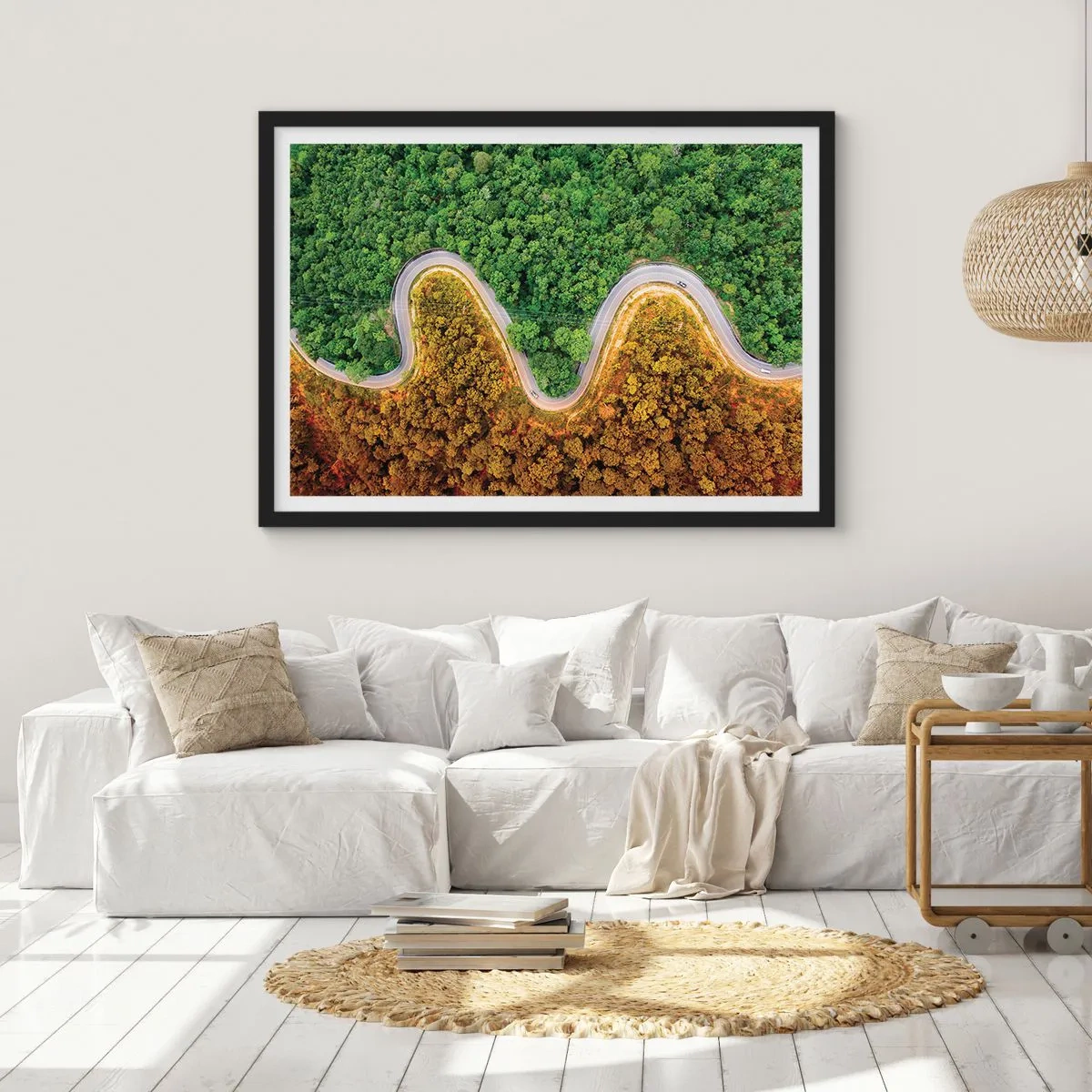Poster in cornice nera - Una strada tortuosa attraverso la foresta vista da una prospettiva a volo d'uccello - 70x50cm - Confine e separazione - Decorazione murale moderna per soggiorno e camera da letto ARTTOR