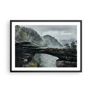 Poster in cornice nera - Un arco di pietra circondato da montagne nebbiose e foreste - 70x50cm - Qui inizia l'avventura - Decorazione murale moderna per soggiorno e camera da letto ARTTOR