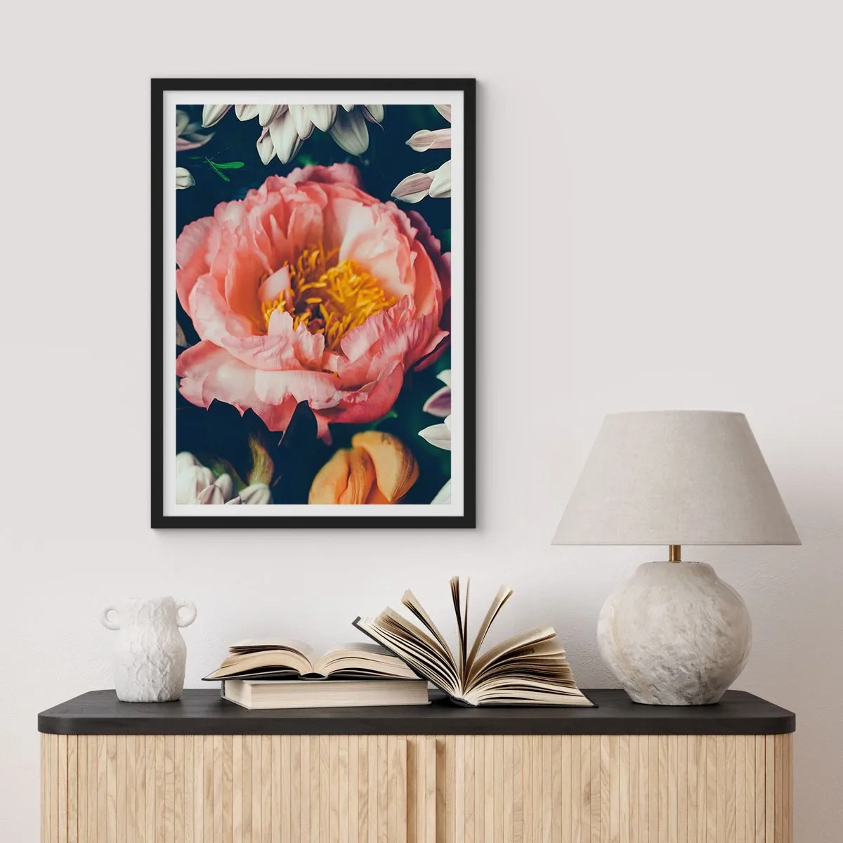 Poster in cornice nera - Un fiore rosa con un centro giallo circondato da altri fiori - 50x70cm - Con fasto barocco - Decorazione murale moderna per soggiorno e camera da letto ARTTOR