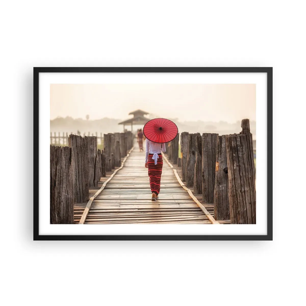 Poster in cornice nera - Una donna con un ombrello rosso su un ponte di legno - 70x50cm - Sul vecchio ponte - Decorazione murale moderna per soggiorno e camera da letto ARTTOR