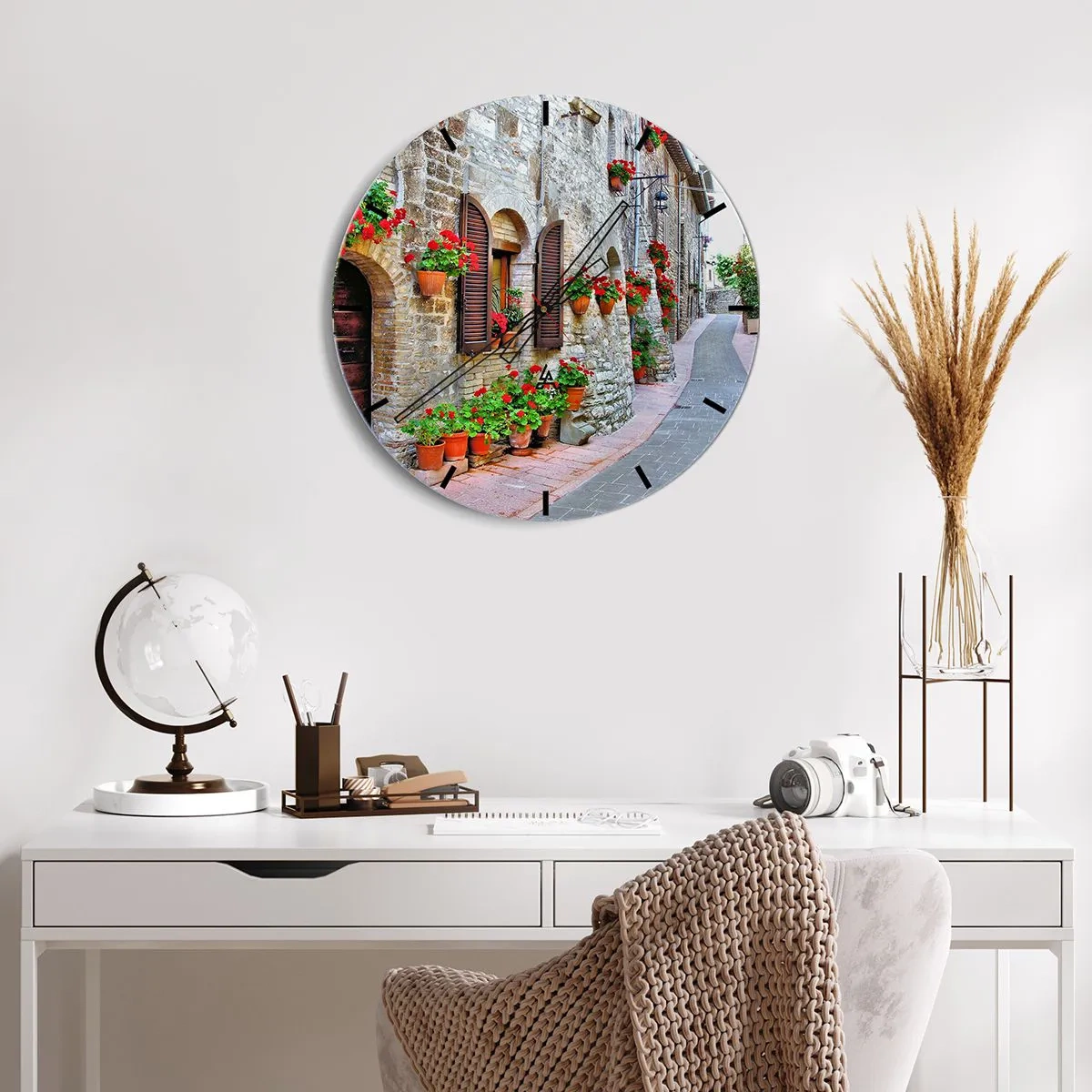 Orologio da parete - Orologio in Vetro - Una strada di pietra con fiori in vaso - 30x30cm - Atmosfera italiana - Decorazione murale moderna per soggiorno, cucina e camera da letto ARTTOR