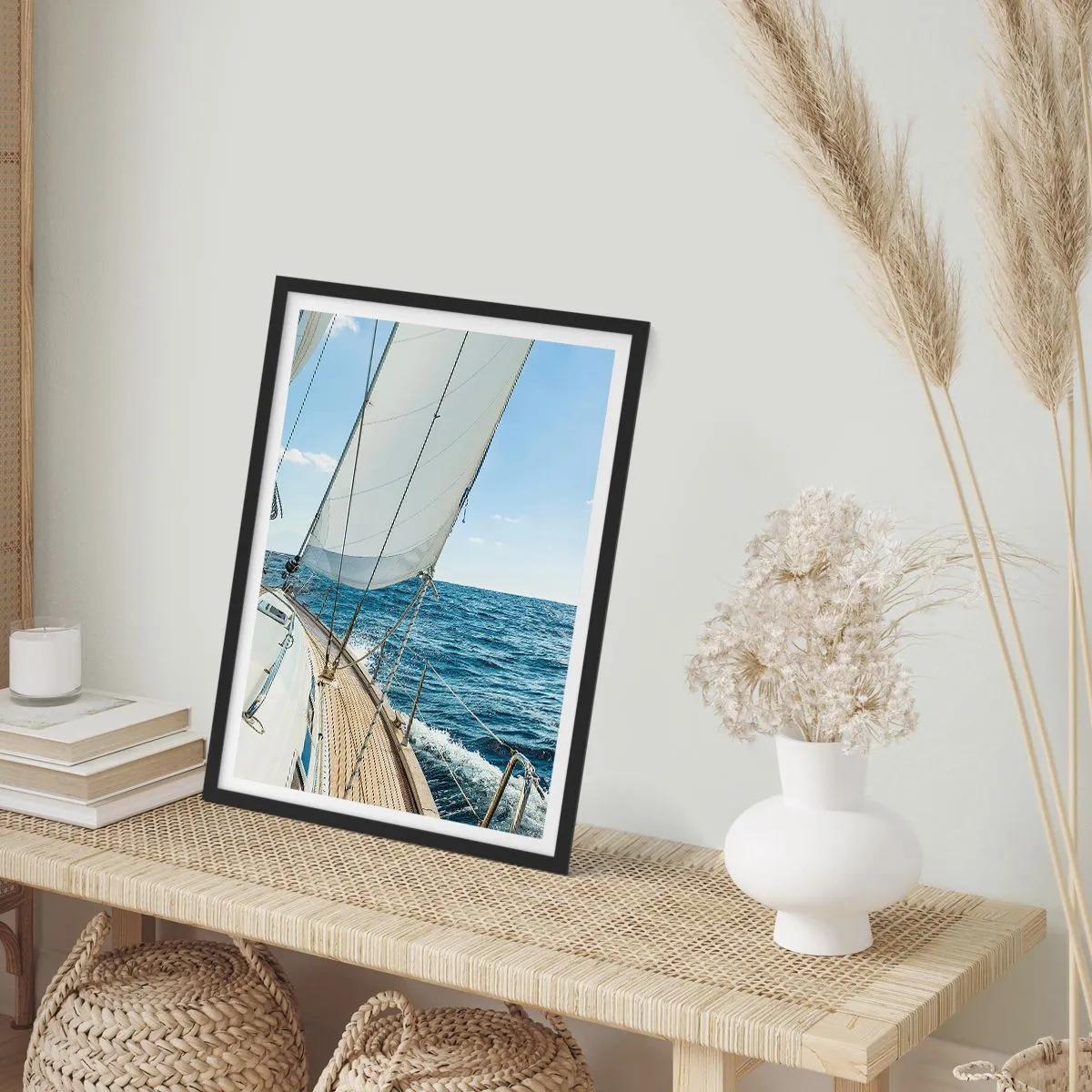 Poster in cornice nera - Una barca a vela in alto mare in una giornata di sole - 50x70cm - Benvenuta avventura - Decorazione murale moderna per soggiorno e camera da letto ARTTOR