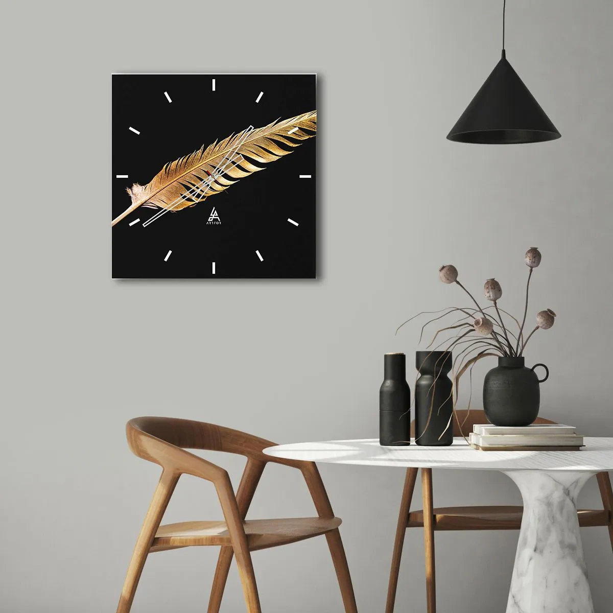 Orologio da parete - Orologio in Vetro - Piuma dorata su sfondo nero - 30x30cm - Non una piuma qualsiasi.... - Decorazione murale moderna per soggiorno e camera da letto ARTTOR
