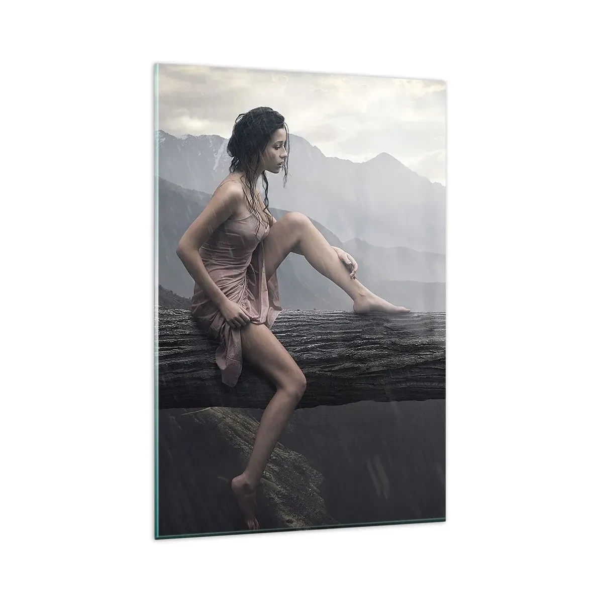 Quadro su vetro - Una donna e un gatto su un tronco d'albero sotto la pioggia, con vista sulle montagne. - 80x120cm - Cime di bellezza - Decorazione murale moderna per soggiorno e camera da letto ARTTOR
