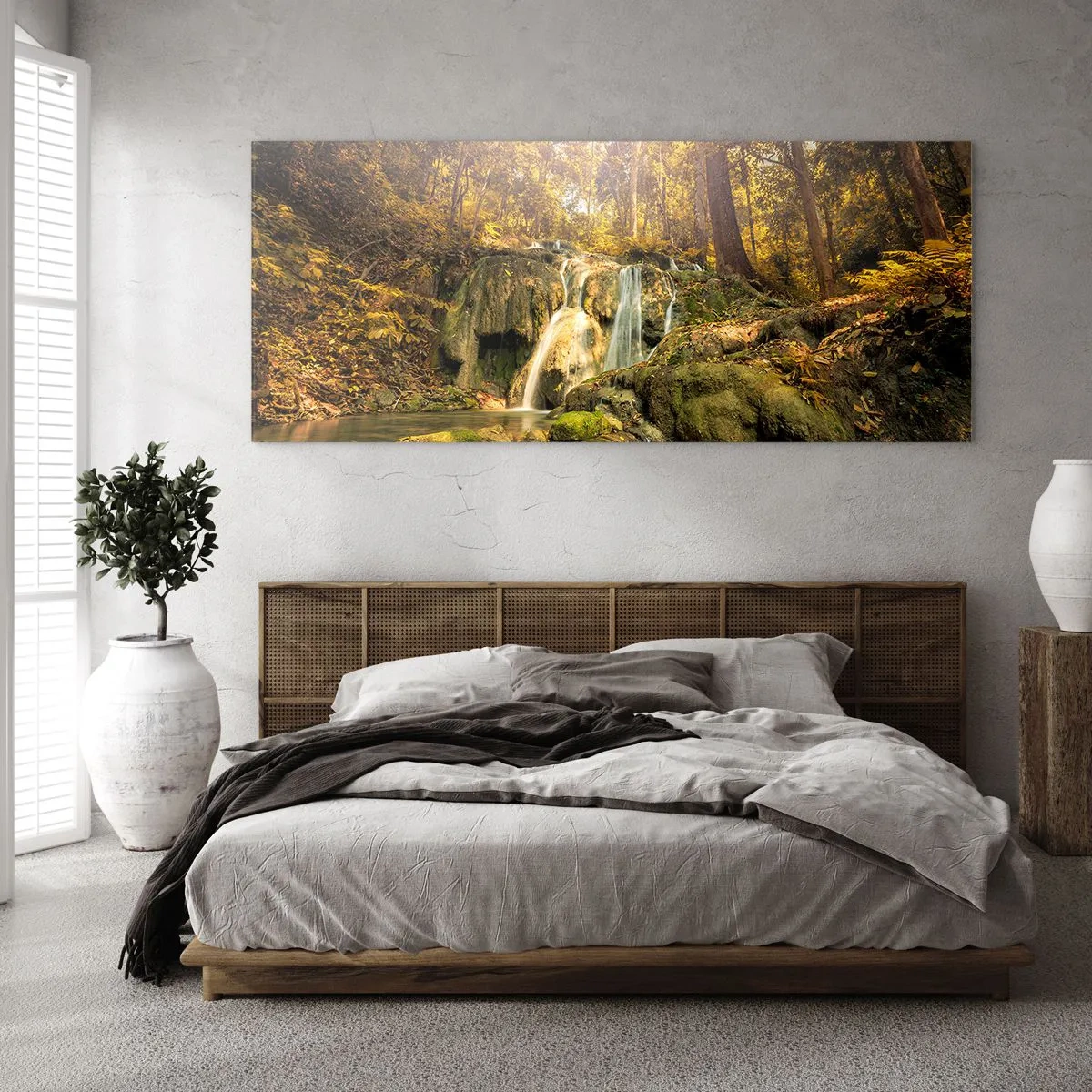 Quadro su vetro - Una cascata nella foresta sotto i raggi del sole, circondata dal verde - 140x50cm - Cascata boschiva in verde - Decorazione murale moderna per soggiorno e camera da letto ARTTOR