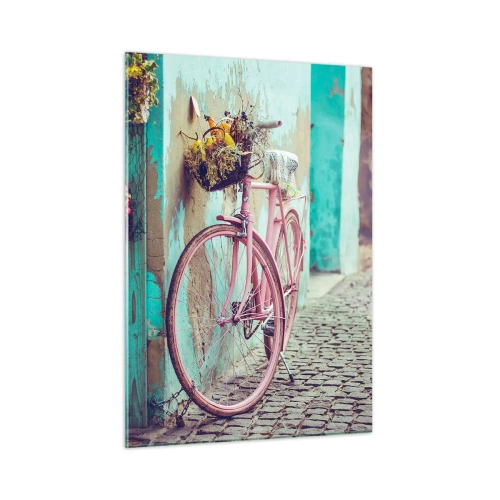 Quadro su vetro - Una bicicletta rosa appoggiata a un muro con fiori in cesti, su uno sfondo pastello. - 50x70cm - Torno subito - Decorazione murale moderna per soggiorno e camera da letto ARTTOR