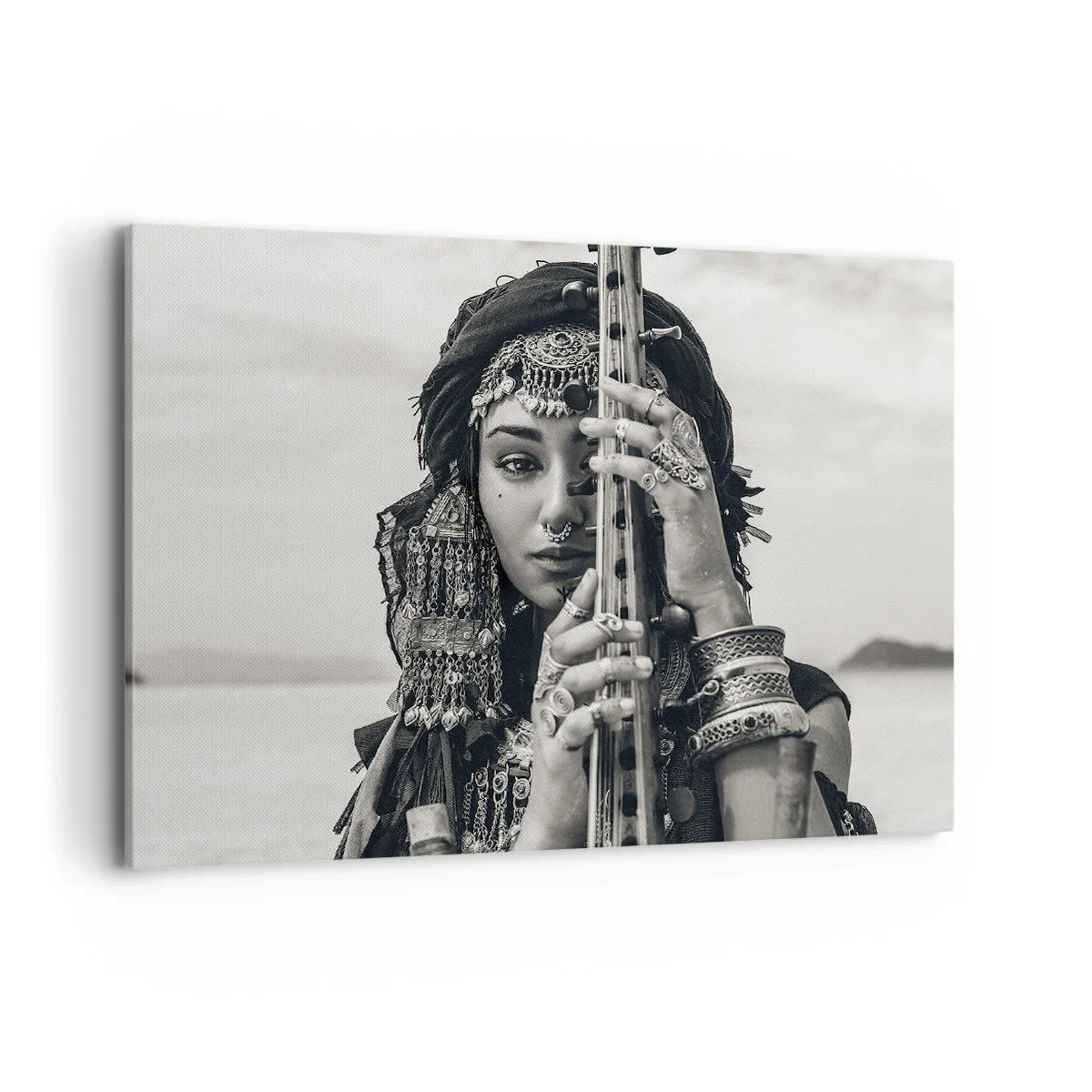 Quadro su tela - Stampe su Tela - Ritratto di una donna con gioielli etnici che tiene uno strumento in mano - 100x70cm - La musica dell'oriente - Decorazione murale moderna per soggiorno e camera da letto ARTTOR