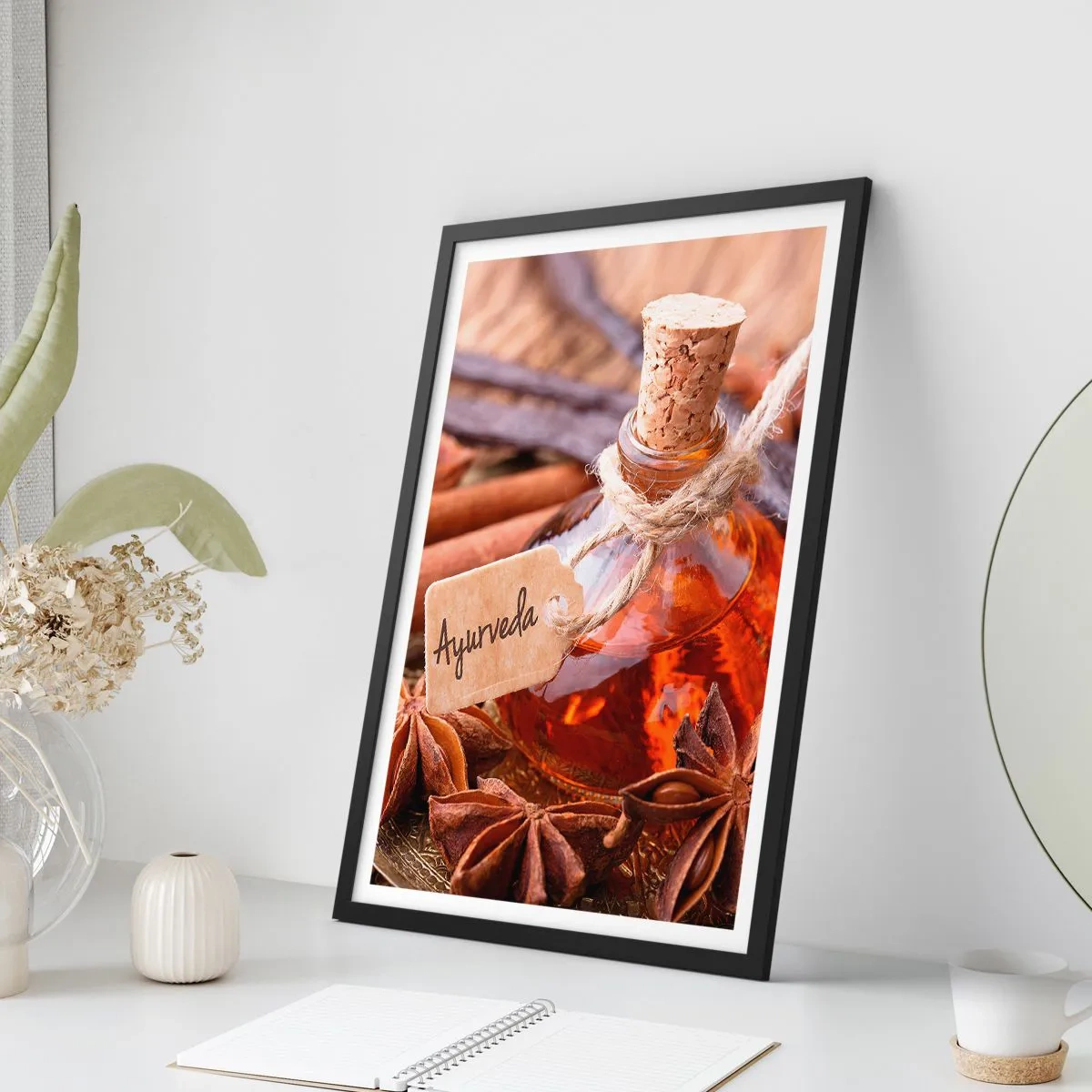 Poster in cornice nera - Una bottiglia di olio ayurvedico e spezie - 50x70cm - Verso l'unità del corpo e dell'anima - Decorazione murale moderna per soggiorno e camera da letto ARTTOR