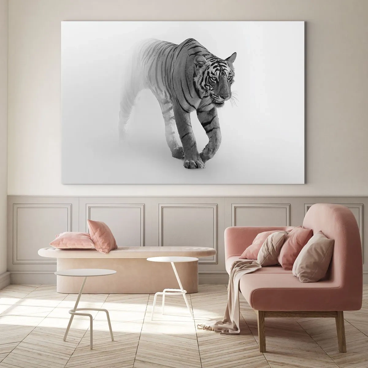 Quadro su vetro - Una tigre che cammina a grandi passi nella nebbia, con una leggera sfocatura sullo sfondo - 100x70cm - Incantato nella nebbia - Decorazione murale moderna per soggiorno e camera da letto ARTTOR