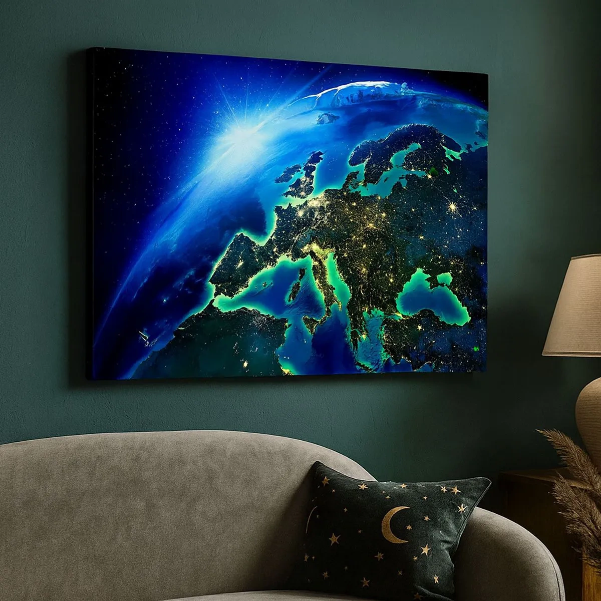 Quadro su tela - Stampe su Tela - Una vista di Europa dallo spazio, alla luce del sole nascente. - 70x50cm - L'Europa scintillante - Decorazione murale moderna per soggiorno e camera da letto ARTTOR