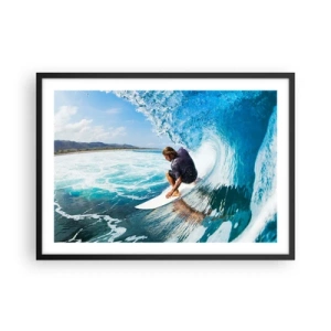 Poster in cornice nera - Un surfista in posa dinamica su un'onda in acqua turchese. - 70x50cm - Ballando con le onde - Decorazione murale moderna per soggiorno e camera da letto ARTTOR