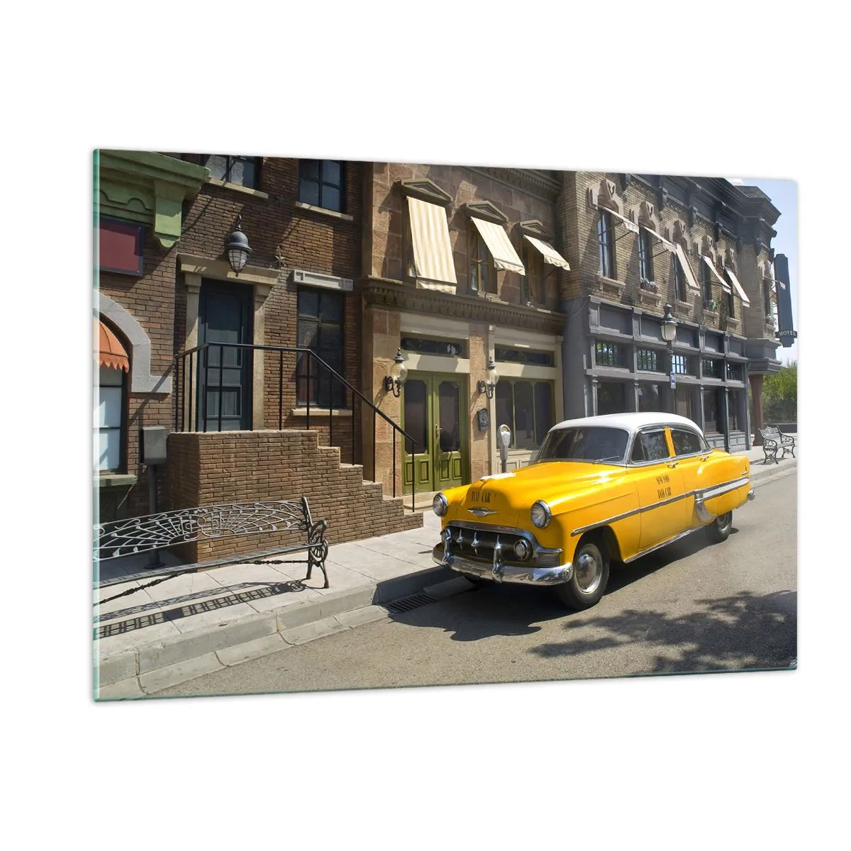 Quadro su vetro - Un taxi giallo sullo sfondo di un classico condominio - 120x80cm - Tanto tempo fa in America - Decorazione murale moderna per soggiorno e camera da letto ARTTOR
