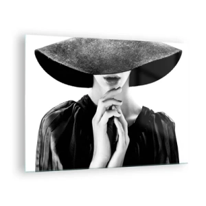 Quadro su vetro - Donna elegante vestita di nero con un cappello che le copre il viso - 70x50cm - Bellezza celata - Decorazione murale moderna per soggiorno e camera da letto ARTTOR