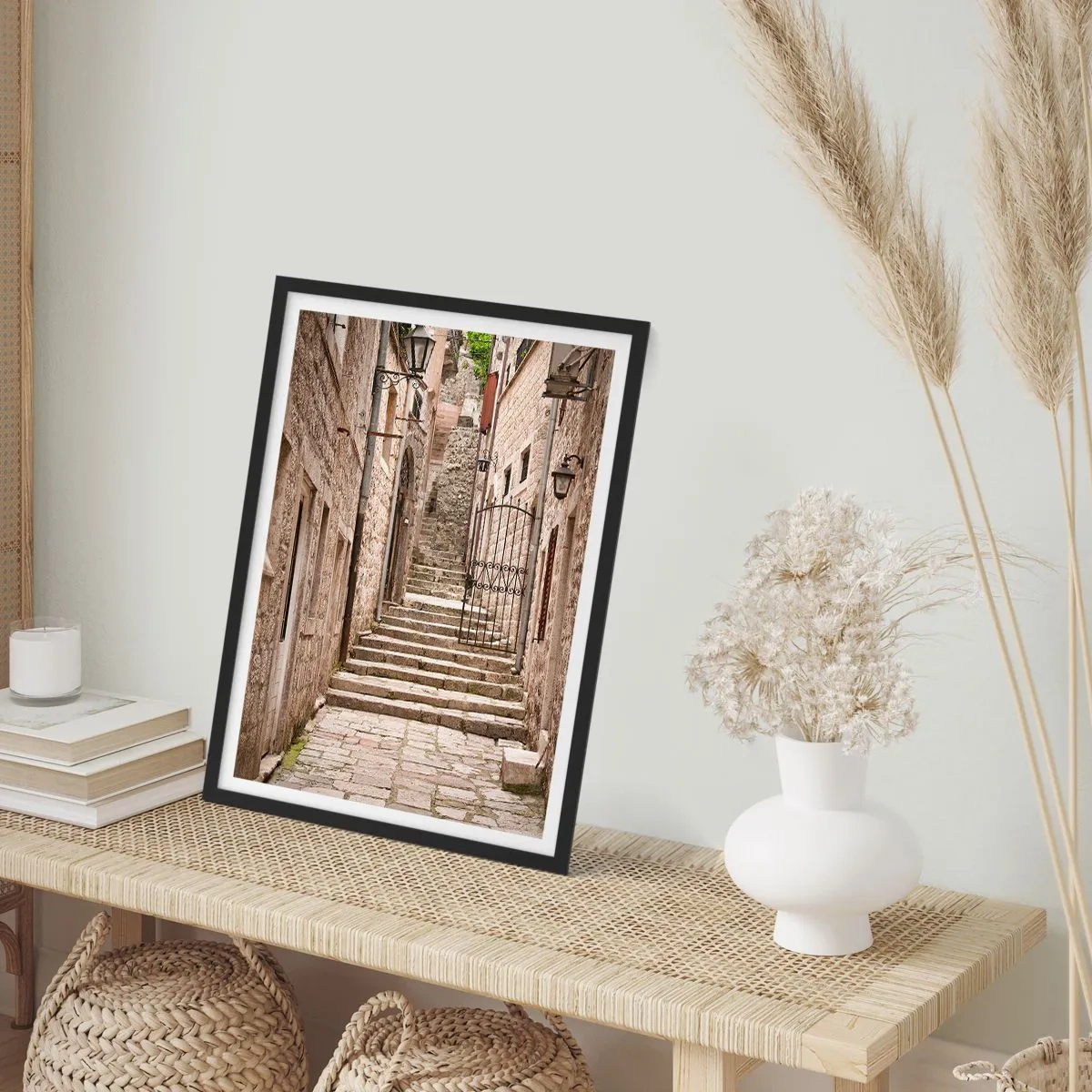 Poster in cornice nera - Una strada in pietra con scale e lanterne storiche - 50x70cm - Vecchio angolo magico - Decorazione murale moderna per soggiorno e camera da letto ARTTOR