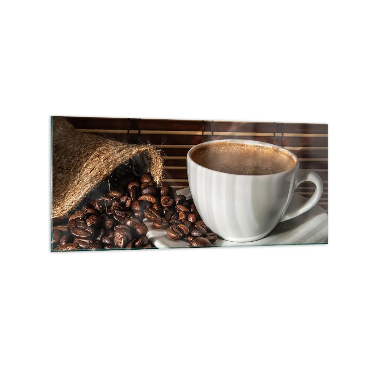 Quadro su vetro - Una tazza di caffè con chicchi su uno sfondo di bambù - 120x50cm - Nero del carbone, trasparenza dell'ambra - Decorazione murale moderna per soggiorno e camera da letto ARTTOR