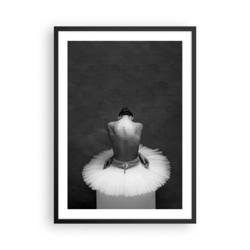 Poster in cornice nera - Ritratto in bianco e nero di una ballerina seduta su una piattaforma - 50x70cm - Fiorisce adesso - Decorazione murale moderna per soggiorno e camera da letto ARTTOR