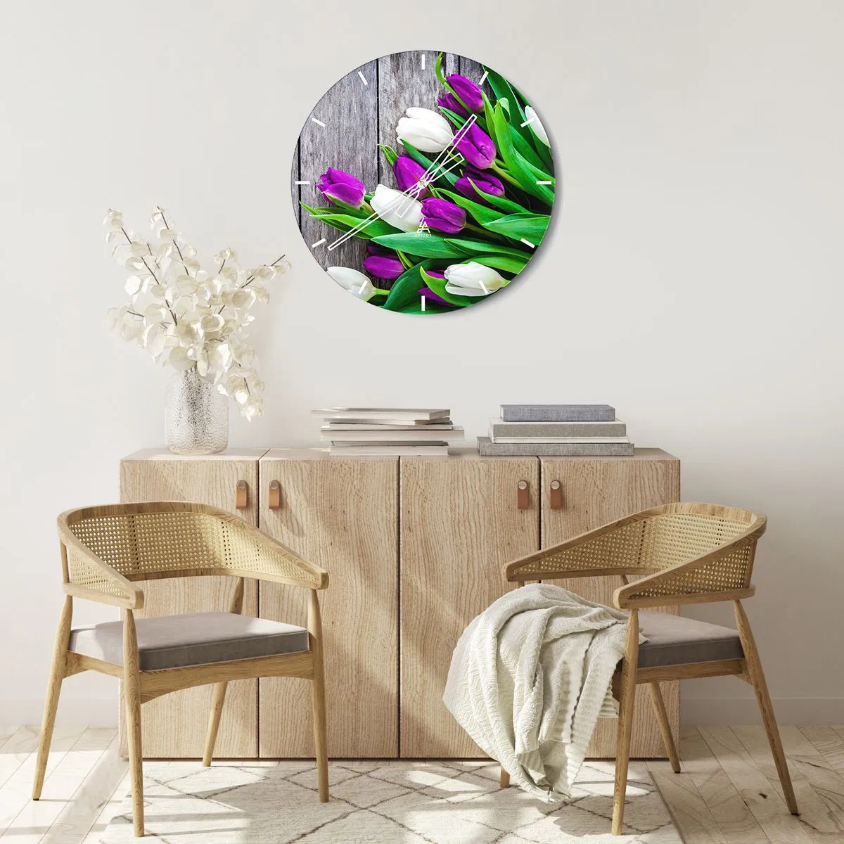 Orologio da parete - Orologio in Vetro - Un bouquet di tulipani viola e bianchi su uno sfondo di legno - 30x30cm - Nella festa della primavera - Decorazione murale moderna per soggiorno, cucina e camera da letto ARTTOR