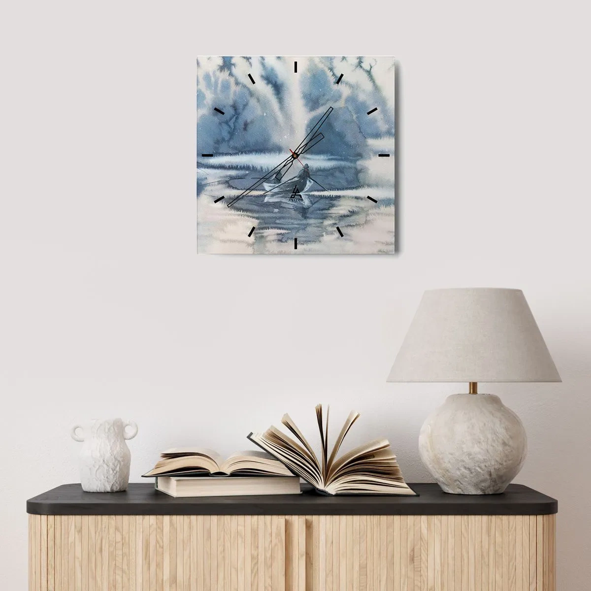 Orologio da parete - Orologio in Vetro - Paesaggio ad acquerello con barche su un lago circondato da una foresta nebbiosa - 30x30cm - I pescatori nel loro paradiso - Decorazione murale moderna per soggiorno e camera da letto ARTTOR