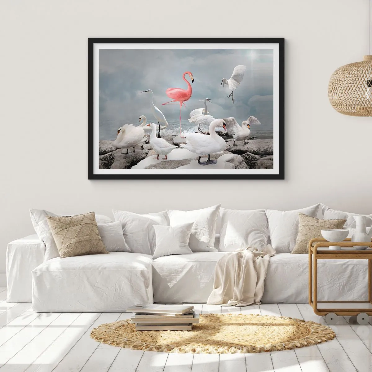 Poster in cornice nera - Un fenicottero rosa tra cigni bianchi sullo sfondo di un lago - 70x50cm - Come sono arrivato qui? - Decorazione murale moderna per soggiorno e camera da letto ARTTOR