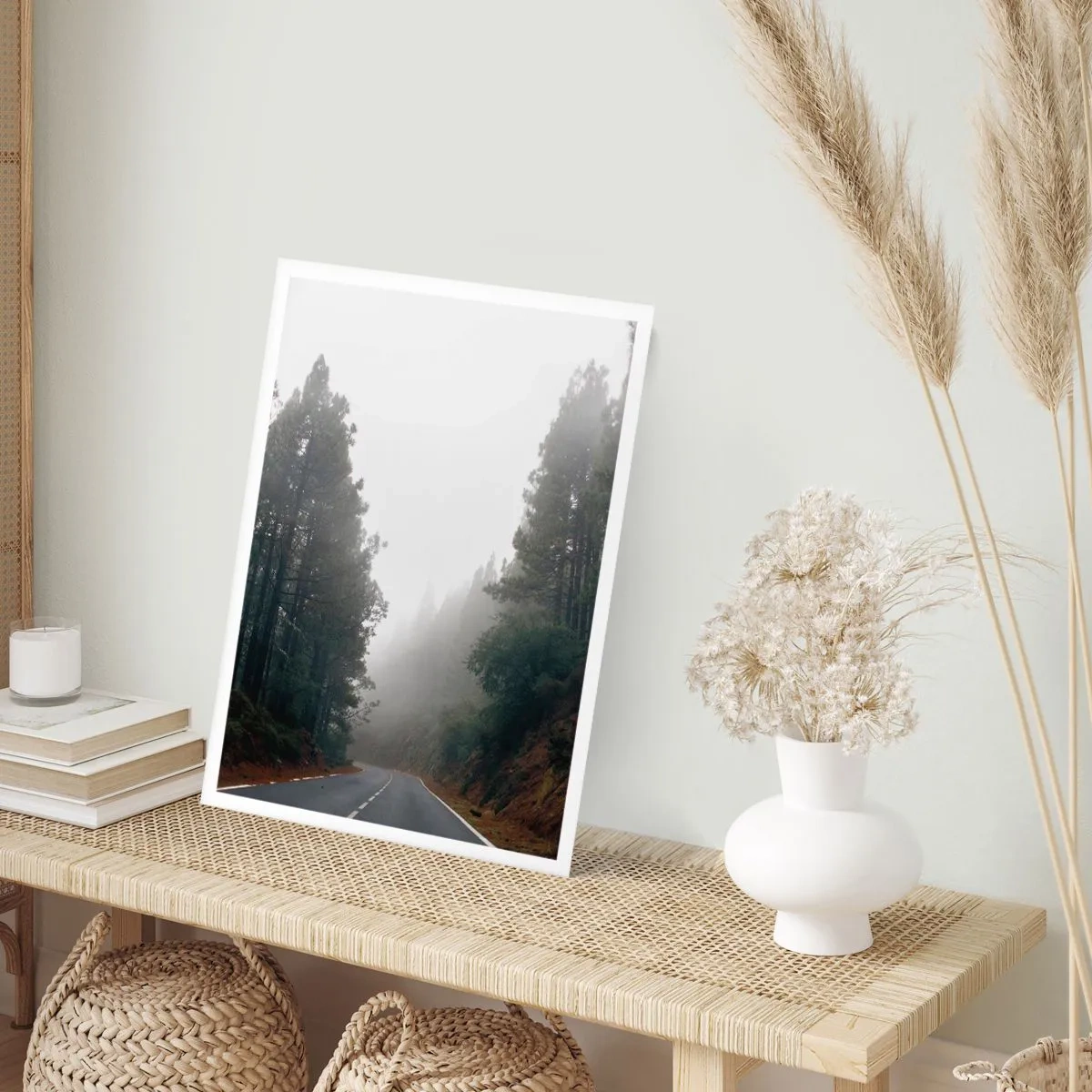 Poster - Una strada tortuosa tra gli alberi avvolti nella nebbia - 50x70cm - Il racconto della foresta magica - Decorazione murale moderna per soggiorno e camera da letto ARTTOR