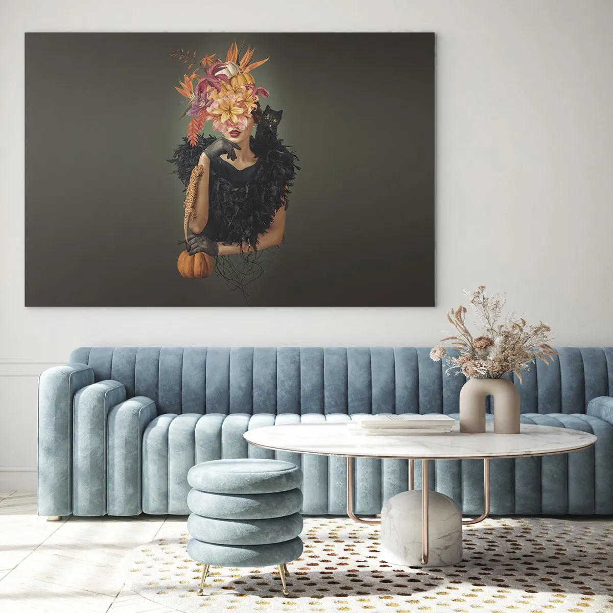 Quadro su vetro - Figura di una donna vestita di nero con una zucca, un gatto e una composizione floreale - 100x70cm - L'incantesimo della strega - Decorazione murale moderna per soggiorno e camera da letto ARTTOR